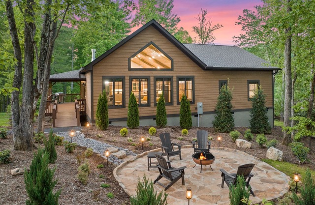 2023 New Construction~LUXURY CABIN~Hot Tub~15 mins to downtown~hiking~koi ponds
