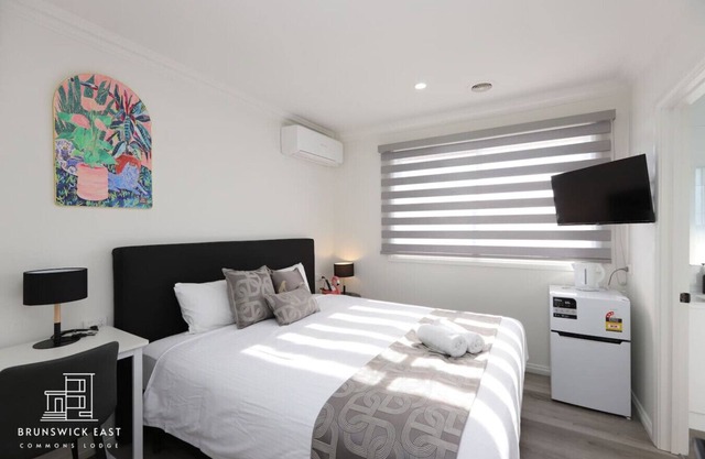205 Modern King Room w/Private Ensuite Fast WiFi Hotel-Grade Linen 24/7 Security Near Tram 18 Mins to CBD