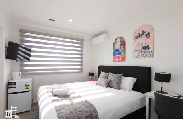 206 Modern King Room w/Private Ensuite Fast WiFi Hotel-Grade Linen 24/7 Security Near Tram 18 Mins to CBD