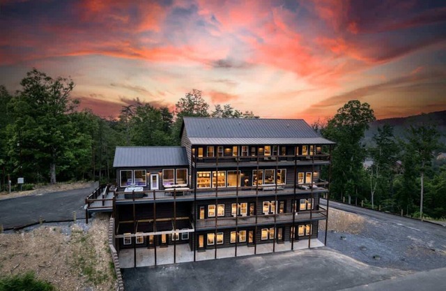 20BR/Mtn Views/Pool/Hot Tub/Sleeps 54