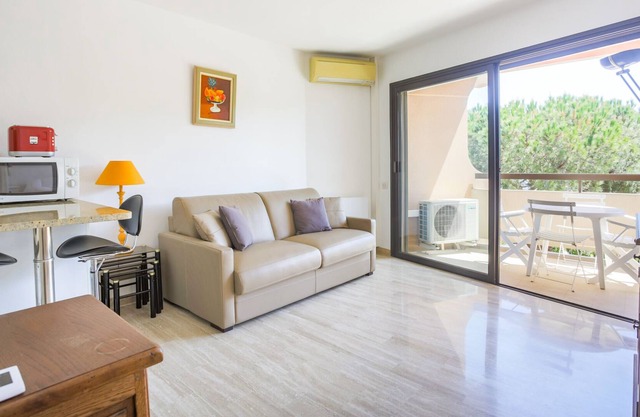 (212) Bel appartement 2P Clim Piscine 50 m des plages de Mandelieu Parking