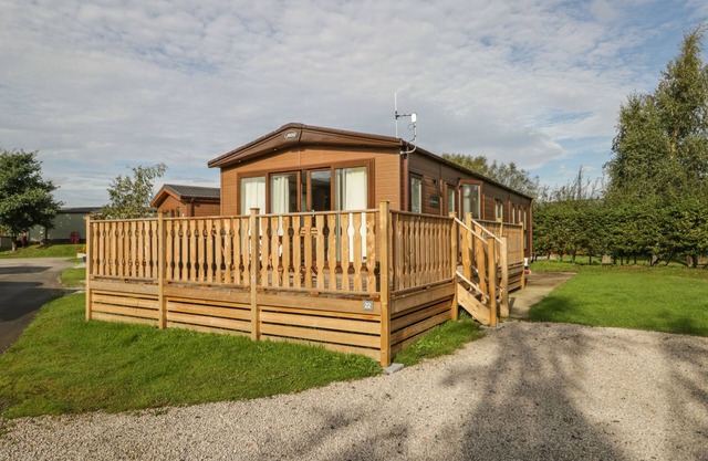 22 SHERWOOD, pet friendly, with pool in Warton