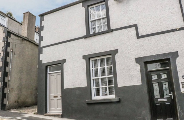 22 UPPERGATE STREET, family friendly, with a garden in Conwy