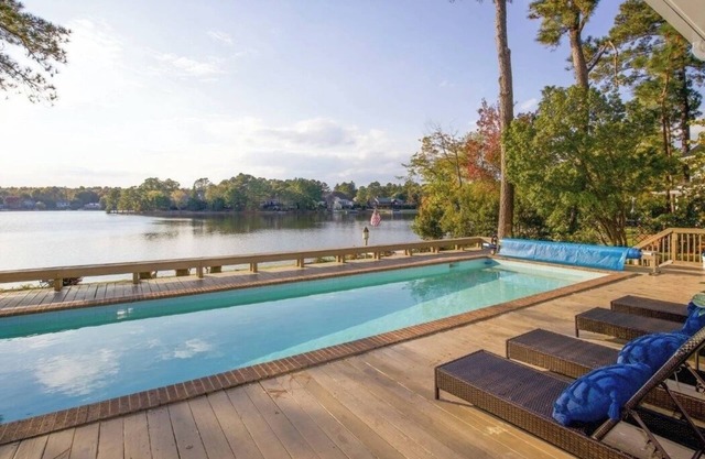 235 SW Lake Forest - Pinehurst Lake House With Hot Tub & Pool - 6 Bedrooms