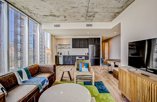 24th floor - Corner condo - lake-view balcony - rooftop pool & gym