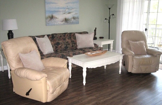 25% DISCOUNT - Summer Months. Barefoot Resort 2BR/2BA 2nd Level Golf Villa.