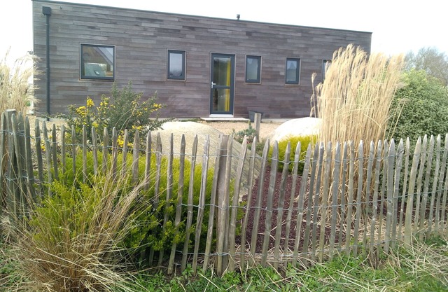250 m from the beaches and the GR34 coastal path Bright, single-storey wooden house in a quiet residential area.