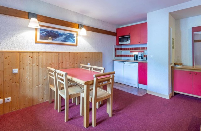 250m from ski slopes, floor -2, view mountain, swimming pool, balcony, ski locker, 34m², La Plagne