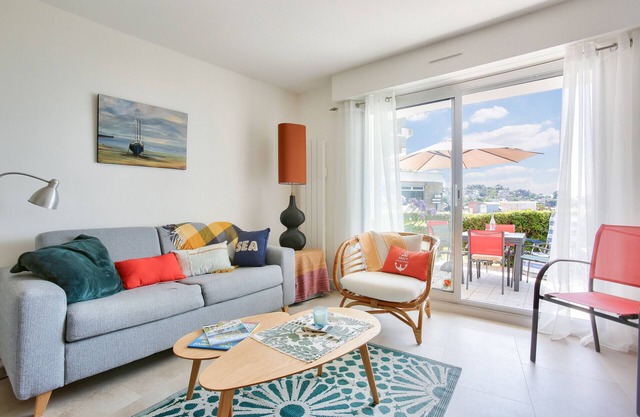 25m from the beach, seaview, flat for 4