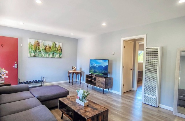 261-9 Cozy 2-Bedroom Apartment near Mountain View Downtown