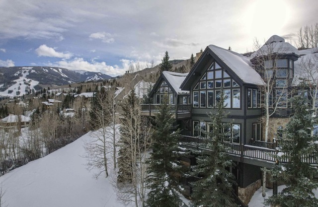 270 degree views of the mountain nHot tub and gameroom, private Gym