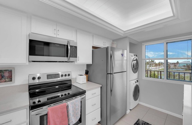 2B/2B Fairview Isles Condo, Walk to Beach, Heated Pool!
