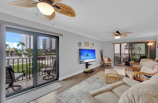 2B/2B Fairview Isles 121 Condo, Walk to Beach, Heated Pool!