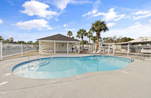 2bd 2b, Sleeps 6, Pool, Hot Tub, Across from NSA PC