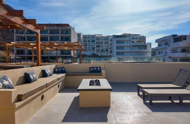 2BD, 2BA Luxury Penthouse with Private Rooftop in Cabo. LOTS OF BEACH GEARS!