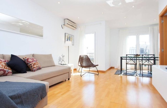 2bd Apartment Close to Rambla Catalunya