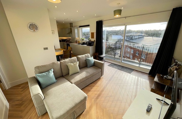 2bed in Rickmansworth, balcony views 5min to tube station free Wi-Fi & Parking