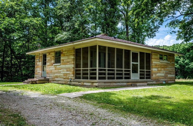 2BR, 1BA cottage