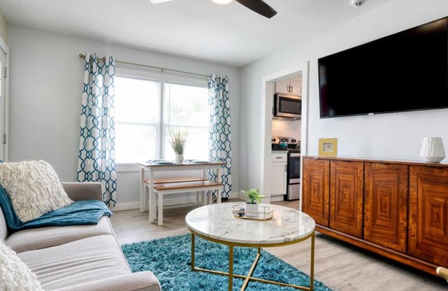 2BR 1BA Duplex House King Beds Great for Small Groups Close to All Uptown Charlotte attractions