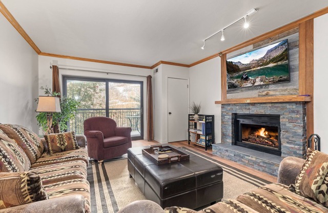 2BR 2BA Condo Main St & Town Lift access & Winter Heated Pool, Hot tubs & Sauna