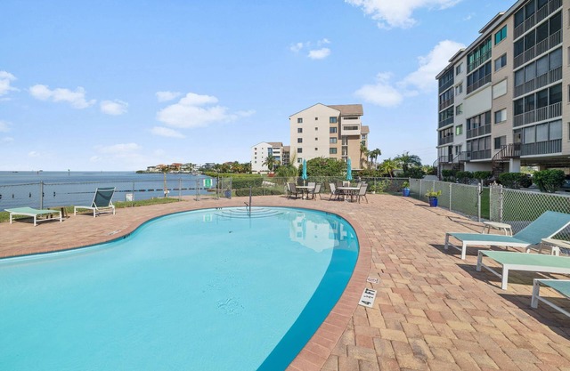 2BR 2BA Condo Overlooking Gulf with Beach and Pool!