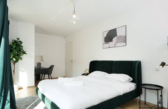 2BR Apt 100 m2 w Terrace Garden, Free Pkg ID26