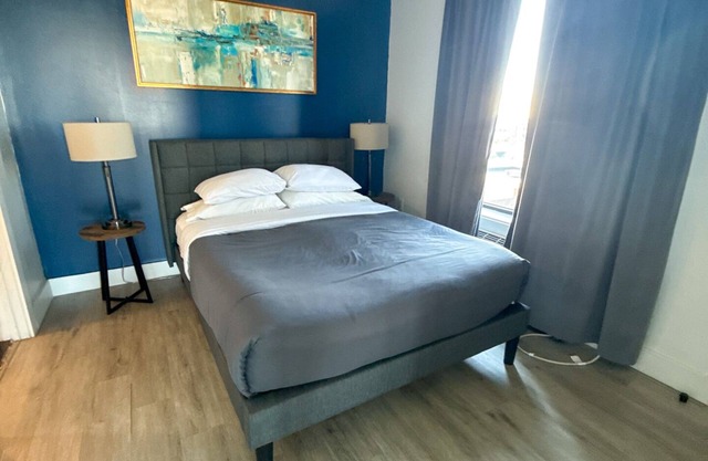 2BR apt close to EWR 8236