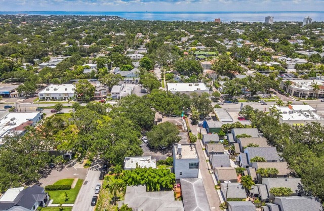2BR Close to Beach and Downtown!