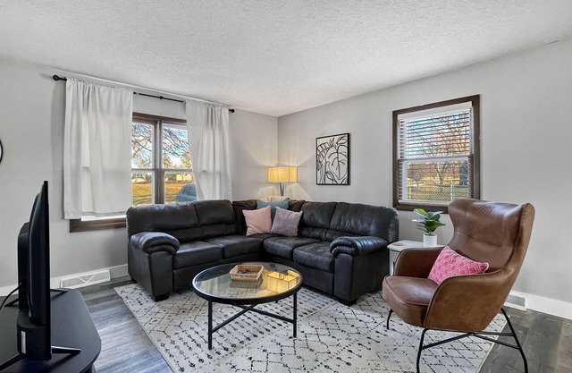 2BR Cozy Townhouse WDM/Clive!