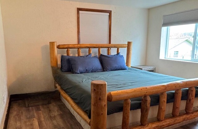 2BR garden level apartment close to red rocks, hiking, skiing