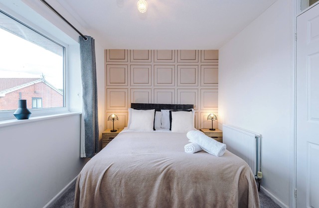 2BR House Close to City Centre, Free Parking , Ideal for Families & NHS