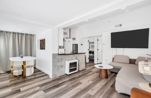 2BR Modern Coastal Home w/Firepit & Beach Passes| Stylish Bayside Retreat