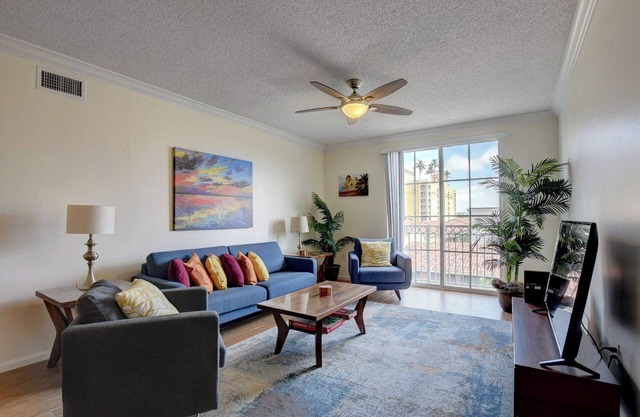 2BR Penthouse – Walk to Rosemary Square – Pool, Jacuzzi, Gym, Parking