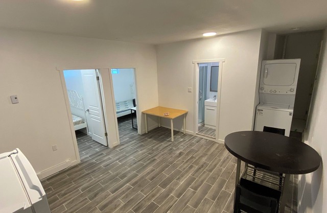 2BSuit/4minMetrotown/20minDowntown/Skytrain/Sleep4