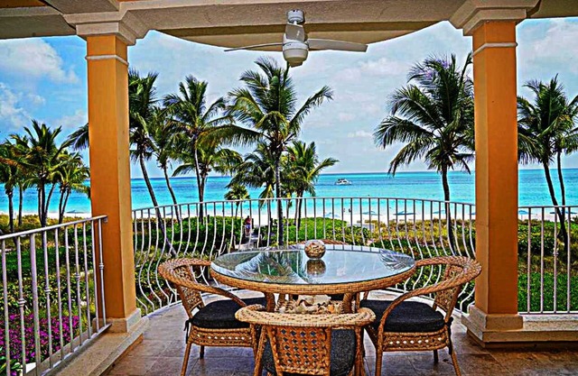 2nd Floor BeachFront Condon205 Villa Renaissance Grace Bay