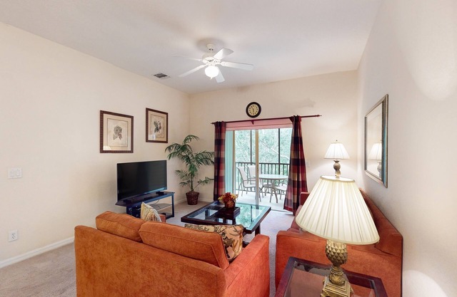 2nd floor condo w/gym, sauna, tennis court, near theme parks, basketball court