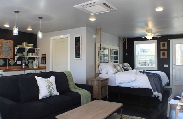 2nd Street Retreat: Cozy Studio -So Close You Can Walk/Bike Downtown Bentonville