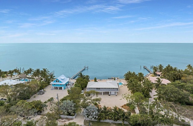 3/2 gulf front home with amazing views and meticulously manicured lot.