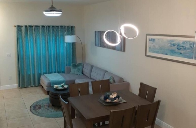 3/2 Townhouse in a great location; just 7 miles from Disney