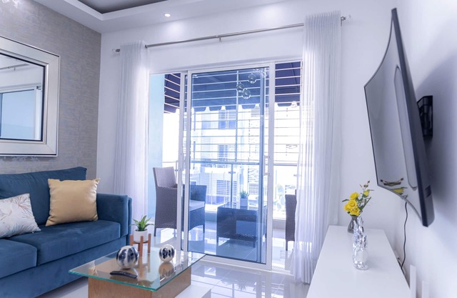 3 Bd apt | Hot water, AC, WIFI, TV, Pool, Parking.