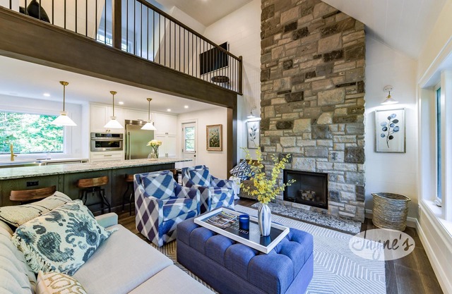3 bdrm, 2 bath cottage on Mary Lake, Port Sydney, New Renovation!