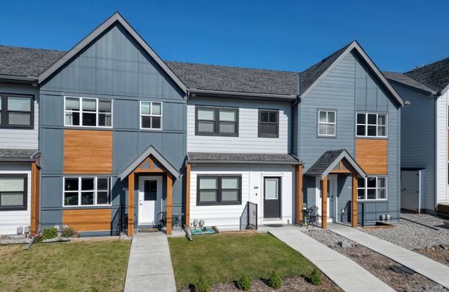 3 BDRM Mountain View Condo in Radium Hot Springs, BC with Pool Table