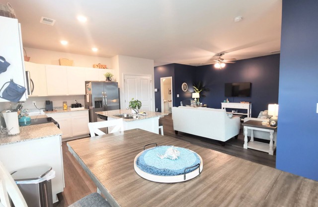 3 Bdrm spacious townhome, 2 Living Rooms, Pet Friendly, Cook's Kitchen,