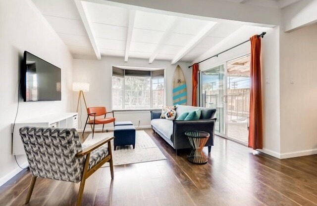 3 Bed 2 bath Home, Salt Water Pool & Jacuzzi, Covered Patio, BBQ, close to all!