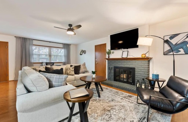 3 Bed 2 Bath Home w 2 Car Garage & Fitness Room