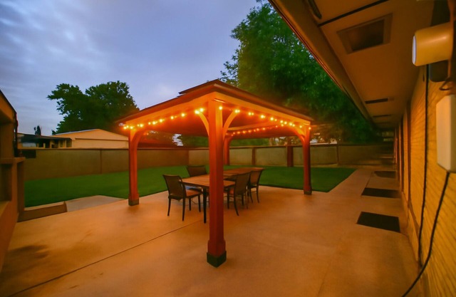 3 bed 2 bath house with 2 king beds, fire pit, gazebo & pool table!