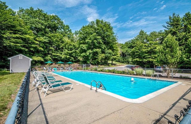 3-bed, 3.5 bath condo in Intervale WiFi, AC, Ski, Foliage, Hiking, POOL