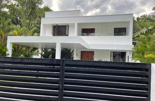 3 bed 3 bath, 2 kitchen, executive villa in Kowdiar, Trivandrum, Keralan
