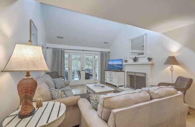 3 bed 3 bath with loft near everything. Pets welcome.