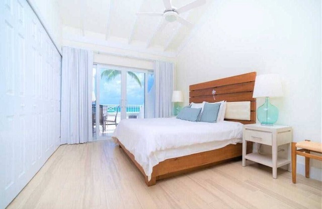 3 Bed Beachfront Penthouse Condo w/pool + hot tub